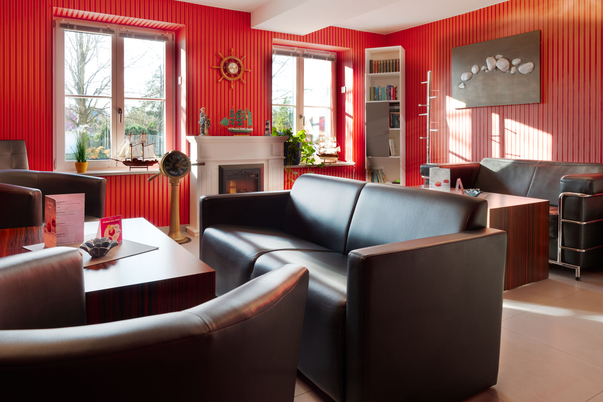 kaminzimmer-im-strandhotel-dranske-mit-roten-gestreiften-Tapeten