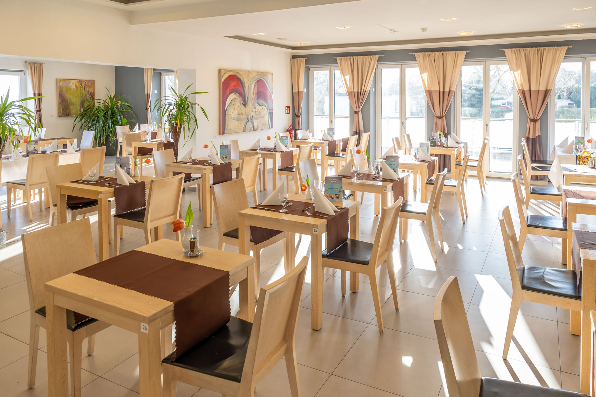 strandhotel-dranske-restaurant-ansicht-innen-mit-vielen-stühlen